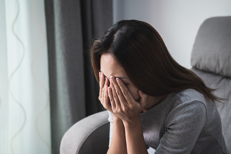 Photo déprimé et tristesse femme pleurant seule à la maison