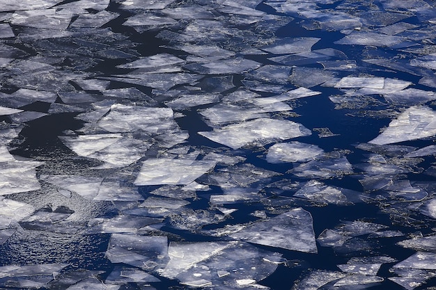 dérive des glaces de printemps sur la rivière / texture de fond glace flottante, mars sur la rivière