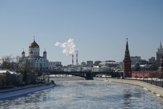 La dérive des glaces à la rivière de Moscou