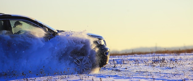 dérive de véhicule tout-terrain dans le champ de neige aventure hiver vitesse nature