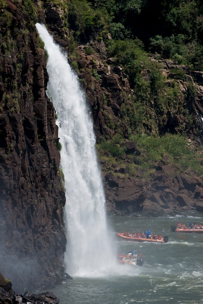 Photo dériveur sous les cascades d'iguazu