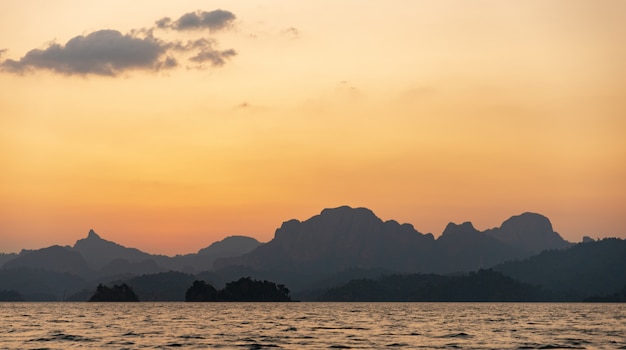 La dernière lumière sur la montagne au bord de la rivière