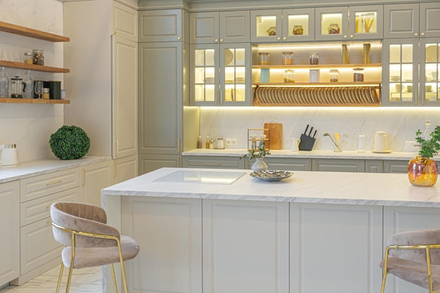 Les dernières tendances de la maison de la mode dans un intérieur élégant ultra moderne d'un studio confortable aux couleurs pastel douces gros plans d'une cuisine élégante avec un îlot pour cuisiner