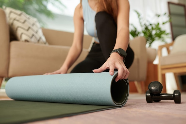 Dérouler le tapis de yoga