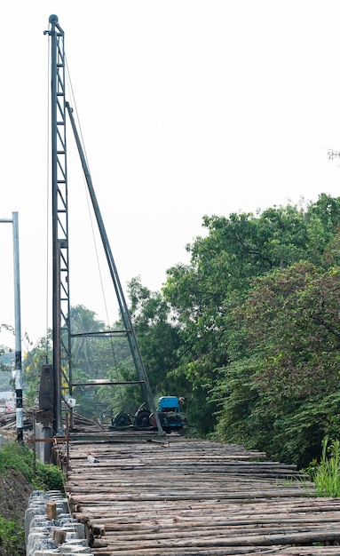 Derrick au chantier de construction de routes