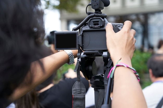 Derrière L'appareil Photo Reflex Numérique Est L'enregistrement Vidéo.