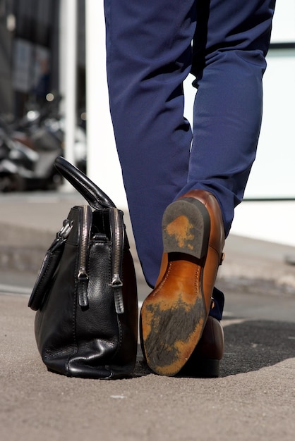 Photo derrière des chaussures et sac d'homme d'affaires