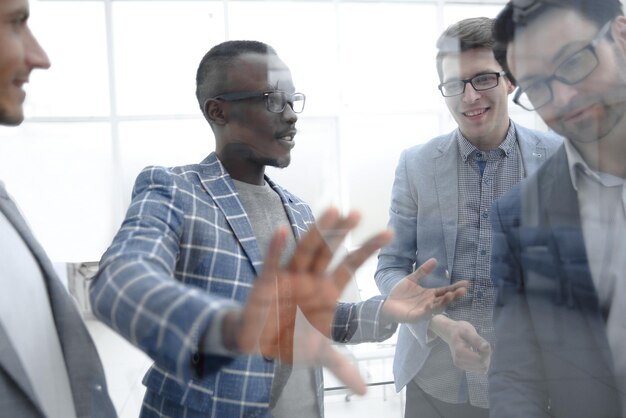 Photo derrière l'équipe commerciale de verre discutant de nouvelles idées