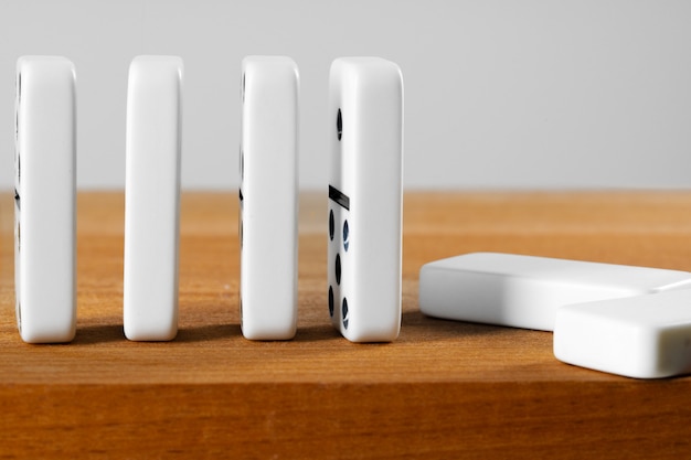 Dés de domino blanc sur une table en bois