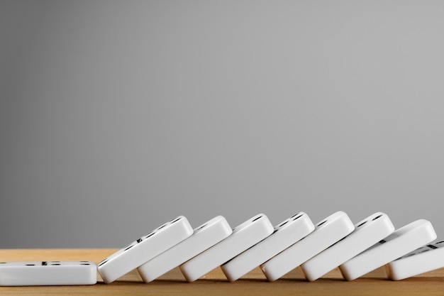 Dés de domino blanc sur une table en bois