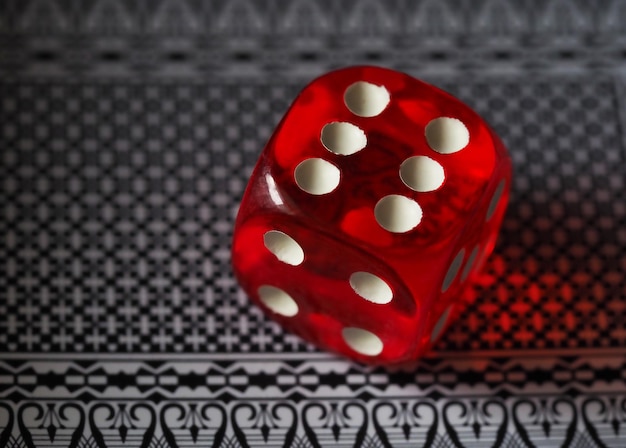 Dés de jeu rouges, jetons en plastique de poker, gros plan, macrophotographie, mise au point sélective, arrière-plan flou, concept de risque, jeu de bourse, casino, jeu, jeu, excitation