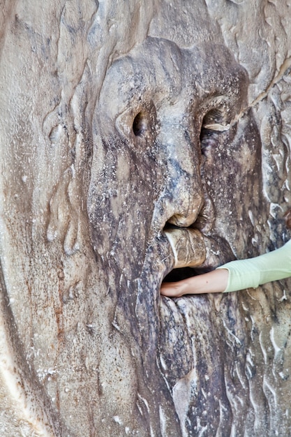 Dès le Moyen Âge, on croyait que si l'on racontait un mensonge avec la main dans la bouche de la sculpture, on le mordrait.