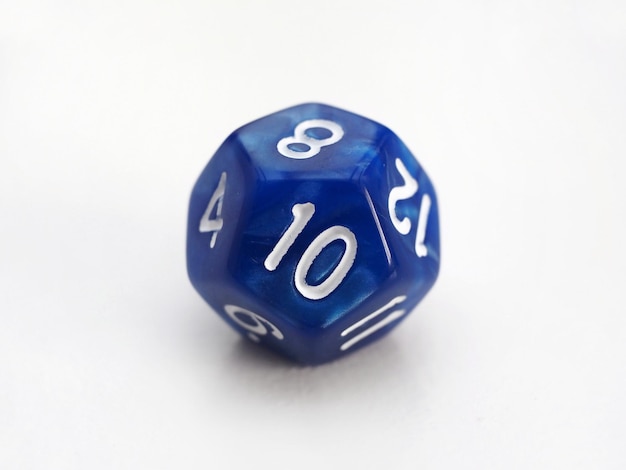 Un dés RPG DND bleu à 12 faces isolé sur blanc