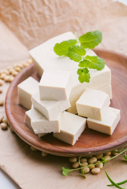 dés de tofu frais sur un bol en bois