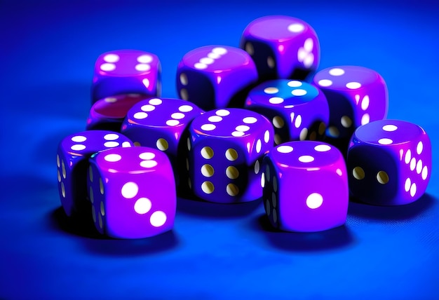 Les dés violets du casino sur la table de jeu