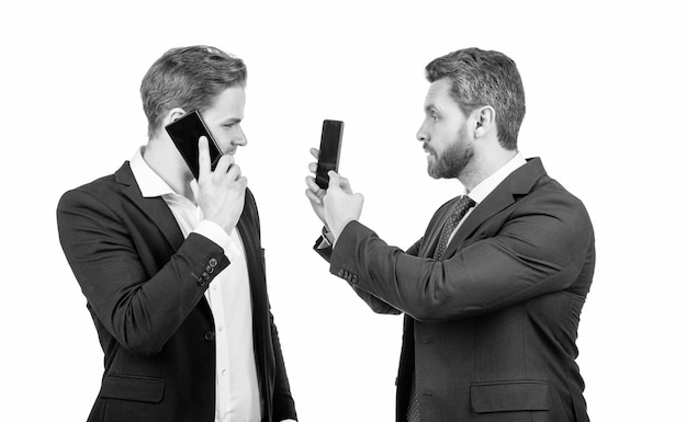 Désaccord de négociation de l'homme qui parle sur le smartphone et l'homme d'affaires montrant le téléphone se disputent