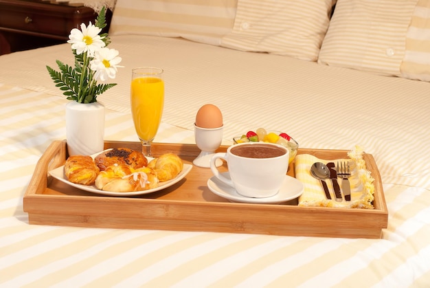 Desayuno con chocolate y bolleria en la cama