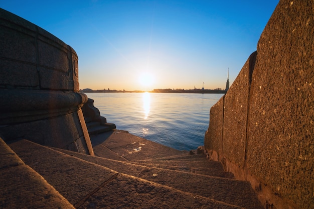 Descente aux marches de granit de la Néva, vue sur la forteresse Pierre et Paul, Saint-Pétersbourg.