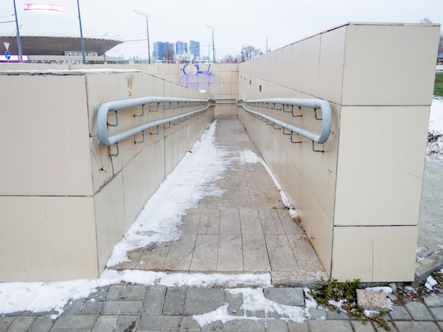 Photo la descente dans le métro est équipée de mains courantes entrée du métro pour personnes à mobilité réduite et landaus