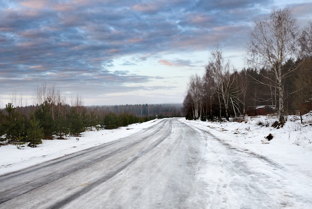 Descente glissante des routes glacées