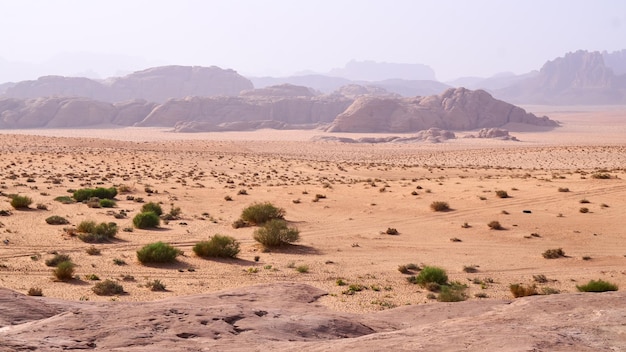 Désert du Wadi Rum Jordanie Moyen-Orient La vallée de la lune Nuages de brume de sable orange Désignation comme site du patrimoine mondial de l'UNESCO Parc national paysage extérieur Aventures hors route fond de voyage