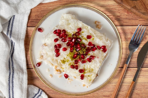 Désert de gullac Désert laitier préparé spécialement pour le mois de Ramadan Delicacies de la cuisine turque traditionnelle Désert du gullac sur assiette Vue supérieure