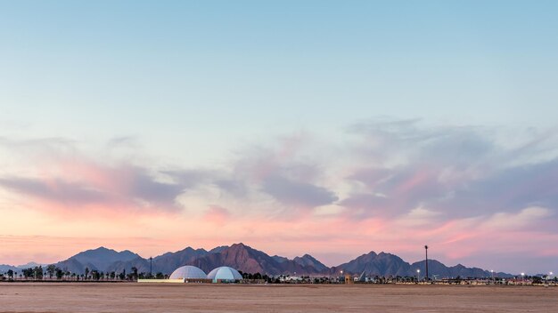 Désert avec des montagnes pendant le coucher du soleil en Egypte