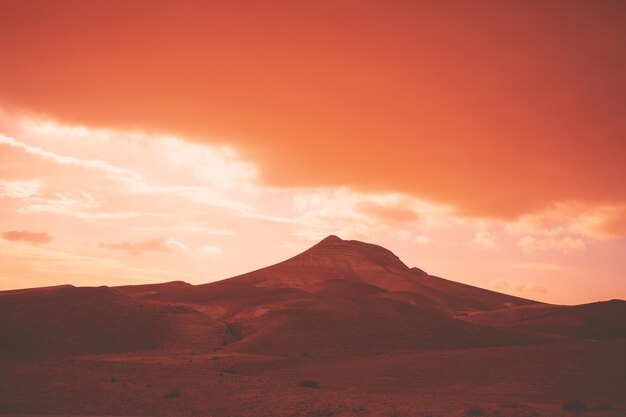 Désert montagneux avec dramatique ciel nuageux du soir au coucher du soleil Le désert de Judée en Israël