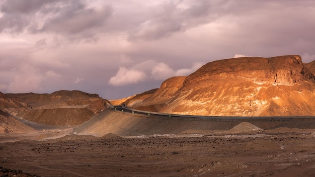 Désert noir et blanc au coucher du soleil. Baharia. Egypte