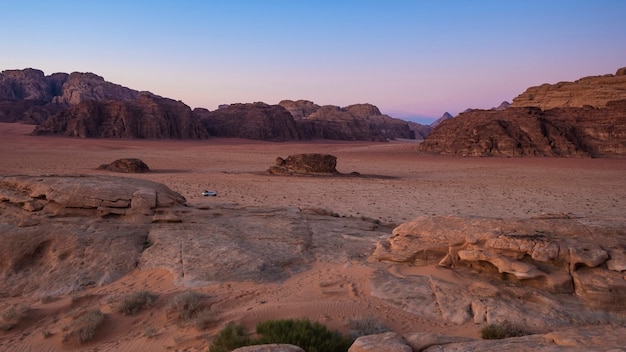 Désert rouge avec des roches Wadi Rum en Jordanie sur le coucher du soleil