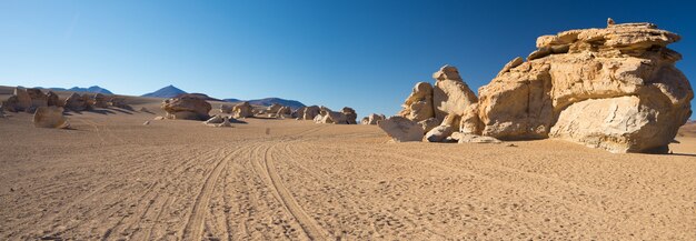 Le désert de sable s'étend sur les Andes boliviennes