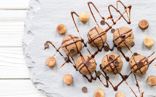 Désert sucré avec des morceaux de chocolat sur fond blanc pierre