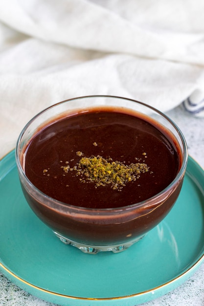 Désert supangle ou dessert sup sur fond de pierre Pudding au chocolat avec remplissage de crème au milieu Delicacies de la cuisine mondiale en gros plan