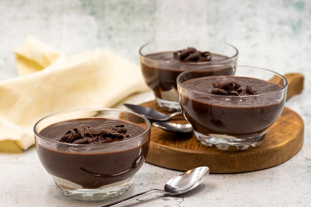 Photo désert supangle sur fond gris un pudding au chocolat avec une consistance semi-solide semi-liquide