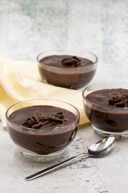 Photo désert supangle sur fond gris un pudding au chocolat avec une consistance semi-solide semi-liquide