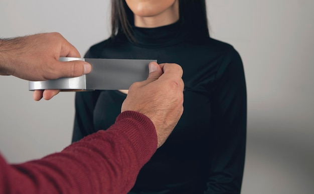 Désespéré veut couvrir la bouche de la femme