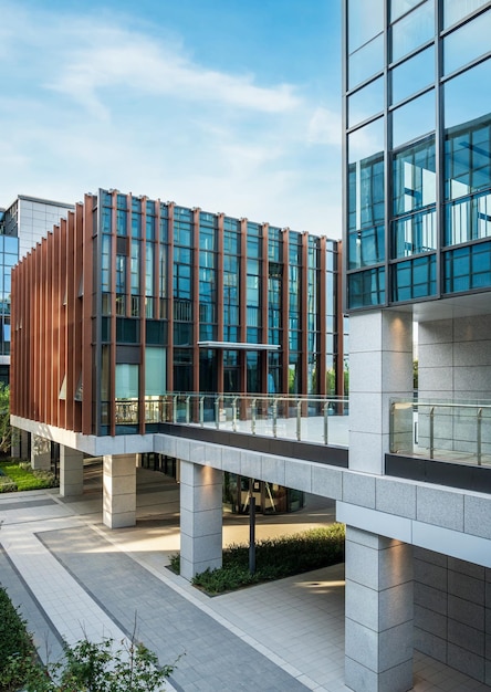 Design architectural contemporain avec des éléments en verre et en acier