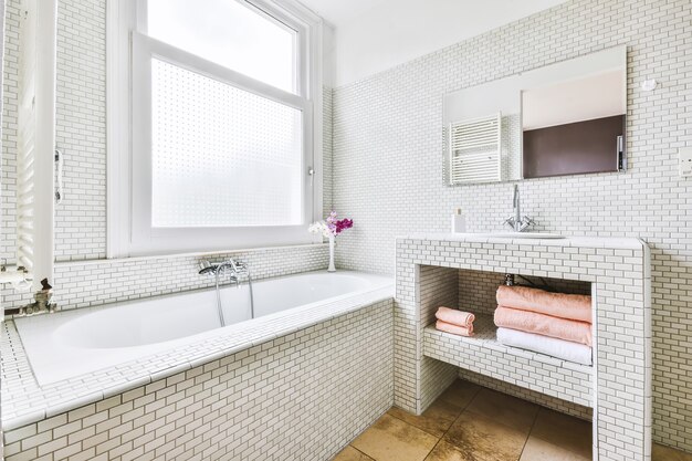 Photo design d'intérieur de belle et élégante salle de bain