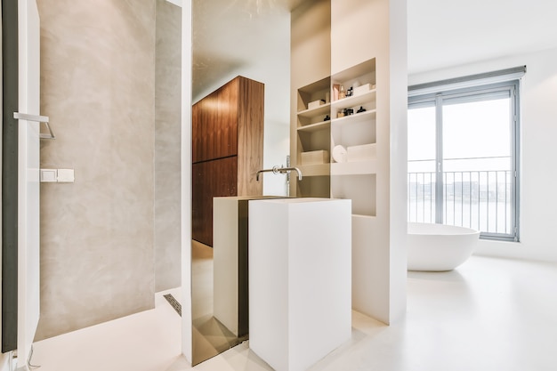Design d'intérieur de belle et élégante salle de bain