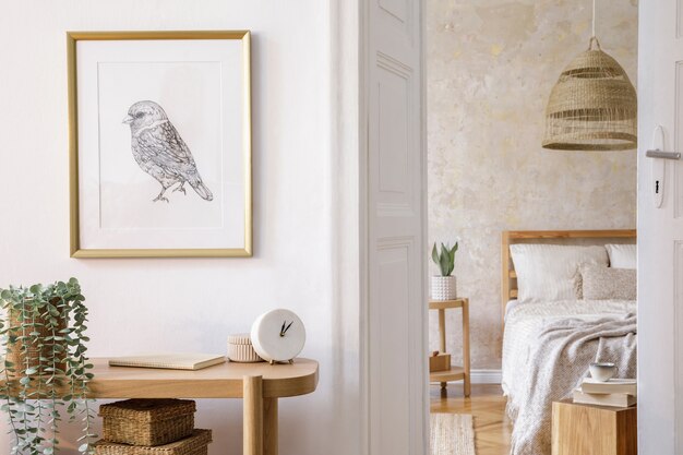 Design d'intérieur de chambre à coucher avec cadre photo, console en bois, plantes, horloge, table basse, décoration en rotin et accessoires élégants dans un décor élégant.