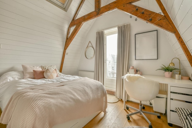 Design d'intérieur de chambre mansardée avec armoire placée dans un coin près de la fenêtre d'un appartement moderne