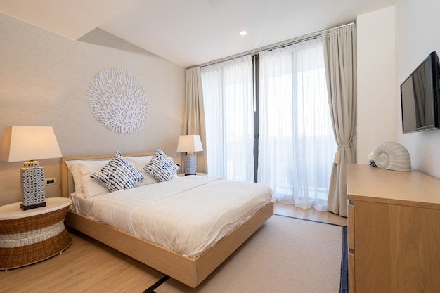 Design d'intérieur dans villa, maison, maison, condo et appartement avec lit king size dans une chambre moderne