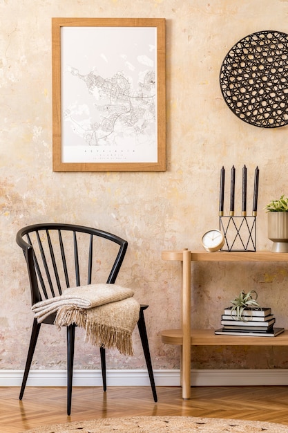 Design d'intérieur du salon avec chaise noire élégante, console en bois, livres, plante, horloge, décoration, mur grunge et accessoires personnels élégants dans un décor moderne.