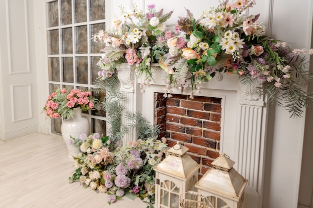 Design Intérieur élégant Du Salon Avec Fleurs Artificielles Et Cheminée.