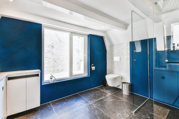 Design intérieur élégant d'une salle de bain avec des murs en marbre