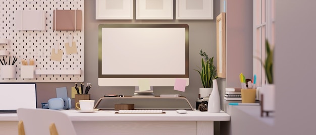 Design D'intérieur D'espace De Travail De Bureau à Domicile Avec Panneau Perforé De Maquette D'ordinateur Et Cadre Vide Sur Mur Gris
