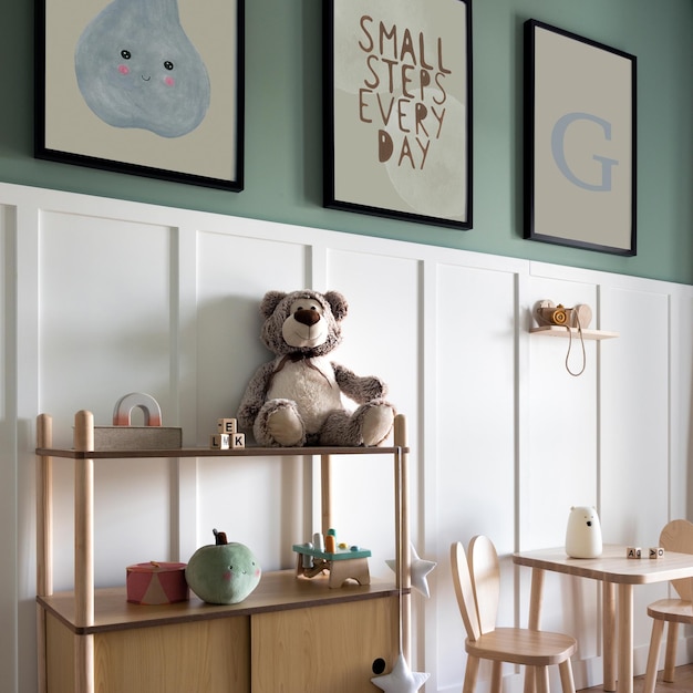 Design d'intérieur d'intérieur de chambre d'enfant élégant avec cadre d'affiche maquette mur vert console en bois enfants table chaises jouets ours en peluche et accessoires pour enfants Modèle de décoration