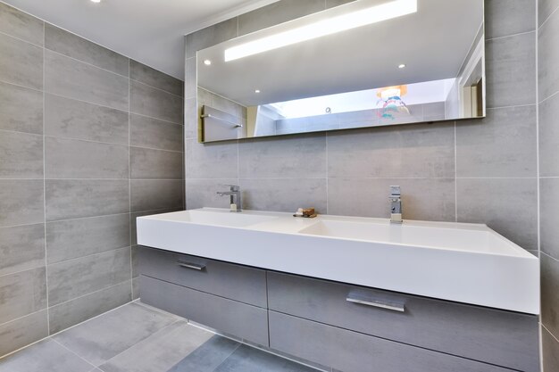 Design d'intérieur de luxe et belle salle de bain