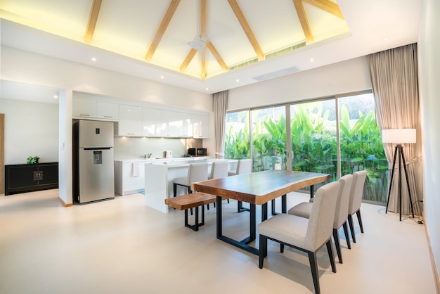 Design intérieur de luxe dans le salon des villas avec piscine.