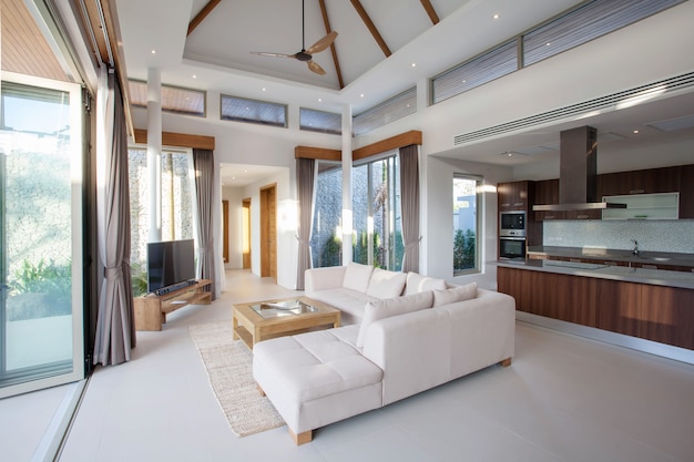 Design d&#39;intérieur de luxe dans le salon des villas de la piscine